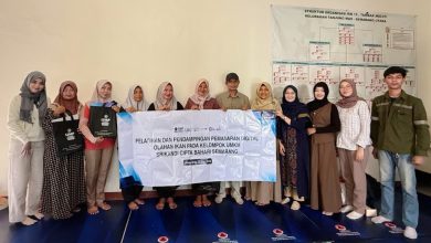 Tim pengabdian masyarakat UMP foto bersama pelaku UMKM Srikandi Cipta Bahari Semarang memegang spanduk pelatihan pemasaran digital olahan ikan.