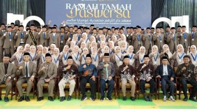 Para santri dan kader Muhammadiyah berfoto bersama dalam acara Ramah Tamah Fastwersa Pesantren Darul Arqam Muhammadiyah Gombara Makassar.