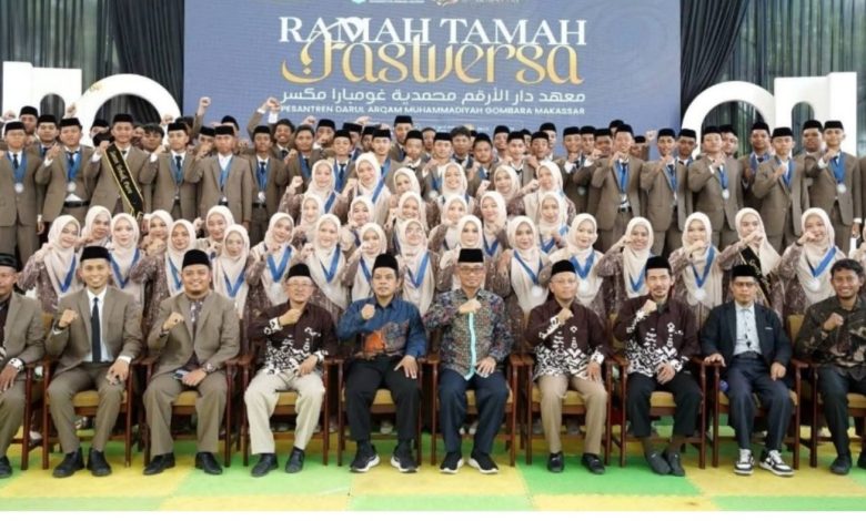 Para santri dan kader Muhammadiyah berfoto bersama dalam acara Ramah Tamah Fastwersa Pesantren Darul Arqam Muhammadiyah Gombara Makassar.