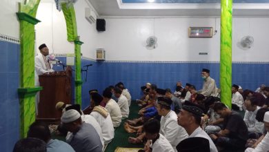 Ustaz Dwi Jatmiko saat menyampaikan khotbah salat Idul Adha 2026 di mimbar Masjid Al-Ikhlas Kadipiro Solo di hadapan jemaah pria yang duduk mendengarkan.