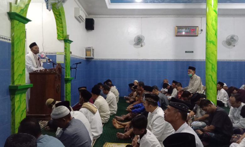Ustaz Dwi Jatmiko saat menyampaikan khotbah salat Idul Adha 2026 di mimbar Masjid Al-Ikhlas Kadipiro Solo di hadapan jemaah pria yang duduk mendengarkan.