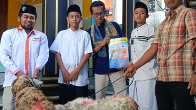 Penyerahan hewan qurban berupa kambing dari perwakilan SMP Mutual Magelang kepada pengurus Pimpinan Ranting Muhammadiyah PRM Rejowinangun Utara bersama para santri boarding sekolah.