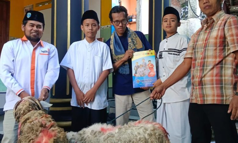 Penyerahan hewan qurban berupa kambing dari perwakilan SMP Mutual Magelang kepada pengurus Pimpinan Ranting Muhammadiyah PRM Rejowinangun Utara bersama para santri boarding sekolah.