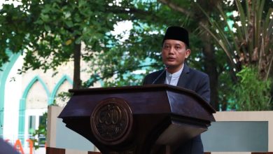 Wakil Rektor I Unimus Prof Budi Santosa menyampaikan khutbah Iduladha 2026 di atas mimbar