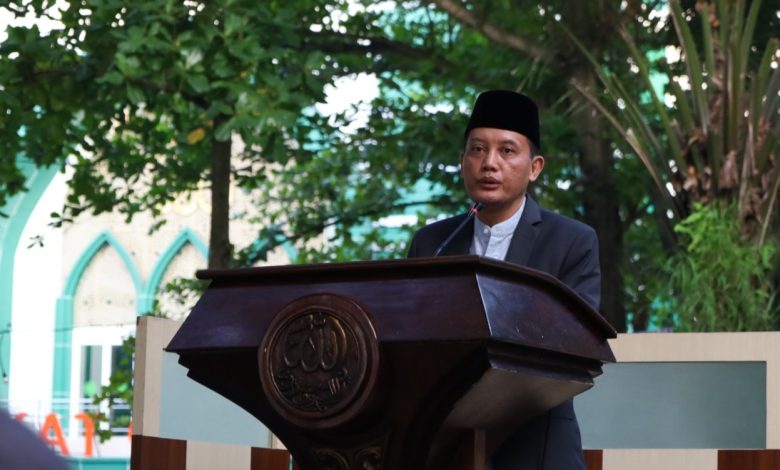 Wakil Rektor I Unimus Prof Budi Santosa menyampaikan khutbah Iduladha 2026 di atas mimbar