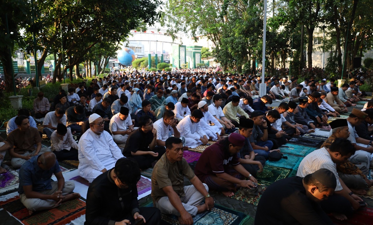 Ribuan jemaah memadati halaman Kampus Universitas Muhammadiyah Semarang untuk melaksanakan Salat Iduladha 2026.