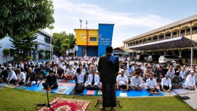 Suasana khutbah Sholat Idul Adha 2026 di SMK Muhammadiyah Tegal yang menyoroti krisis moral manusia modern, terlihat ratusan jamaah mendengarkan khatib di lapangan terbuka.