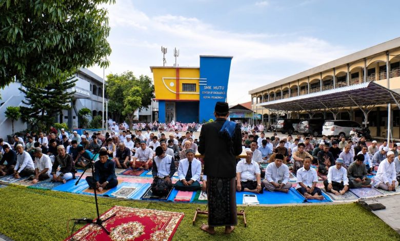 Suasana khutbah Sholat Idul Adha 2026 di SMK Muhammadiyah Tegal yang menyoroti krisis moral manusia modern, terlihat ratusan jamaah mendengarkan khatib di lapangan terbuka.