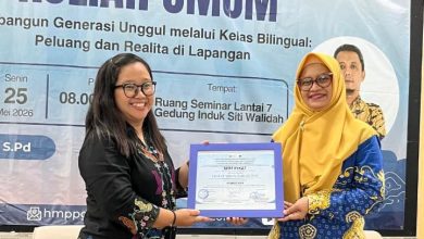 Kaprodi PGSD UMS menyerahkan sertifikat penghargaan kepada Kepala Sekolah SD Focus Independent School Elisabet Anita Sulistiyani dalam kuliah umum kelas bilingual.