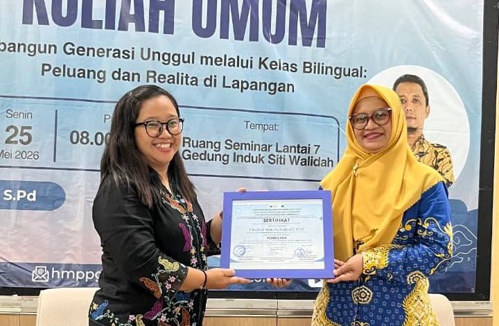 Kaprodi PGSD UMS menyerahkan sertifikat penghargaan kepada Kepala Sekolah SD Focus Independent School Elisabet Anita Sulistiyani dalam kuliah umum kelas bilingual.