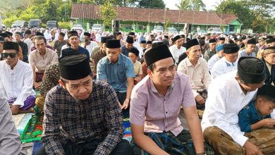Jemaah pria dan wanita duduk khusyuk di atas sajadah saat mengikuti rangkaian Salat Idul Adha 2026 di Lapangan Desa Plajan, Pakis Aji, Jepara.