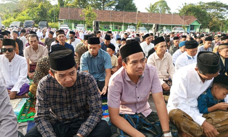 Jemaah pria dan wanita duduk khusyuk di atas sajadah saat mengikuti rangkaian Salat Idul Adha 2026 di Lapangan Desa Plajan, Pakis Aji, Jepara.