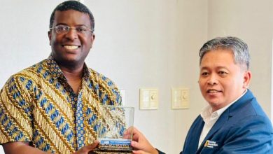 Penting untuk Aksesibilitas & Google Images: Dekan FEB UMS Prof Muzakar Isa menyerahkan plakat cinderamata kepada Prof Christian Otchia dari Nagoya University Jepang demi membuka peluang beasiswa kuliah di Jepang.