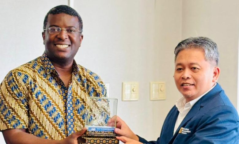 Penting untuk Aksesibilitas & Google Images: Dekan FEB UMS Prof Muzakar Isa menyerahkan plakat cinderamata kepada Prof Christian Otchia dari Nagoya University Jepang demi membuka peluang beasiswa kuliah di Jepang.