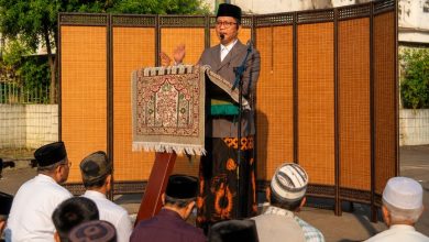 H. R. Alpha Amirrachman sedang menyampaikan khutbah Idul Adha 2026 di mimbar luar ruangan di hadapan jamaah Muhammadiyah Kademangan Gading Serpong.