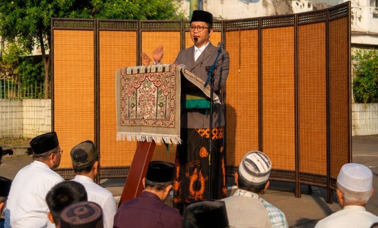 H. R. Alpha Amirrachman sedang menyampaikan khutbah Idul Adha 2026 di mimbar luar ruangan di hadapan jamaah Muhammadiyah Kademangan Gading Serpong.
