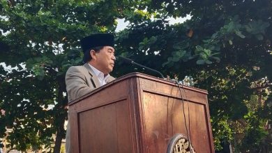 Rektor Unimus Profesor Masruki menyampaikan khutbah Idul Adha menyentuh hati di podium Lapangan Lansia Rejomulyo Semarang