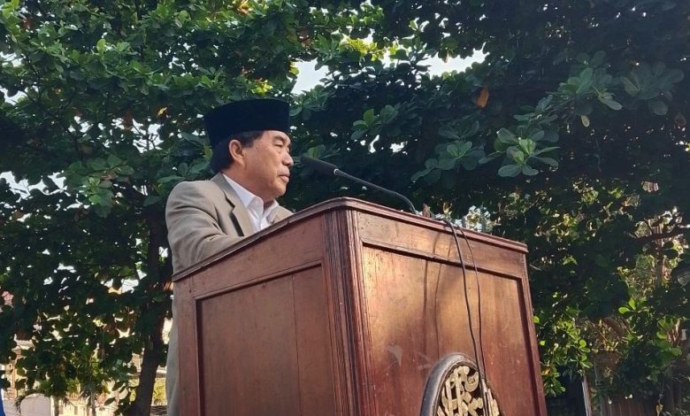 Rektor Unimus Profesor Masruki menyampaikan khutbah Idul Adha menyentuh hati di podium Lapangan Lansia Rejomulyo Semarang