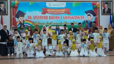 Foto bersama wisudawan cilik, guru, dan tamu undangan dalam acara kelulusan TK haru Aisyiyah Bolon 1 Gonggangan di panggung Auditorium Mohammad Djazman UMS.