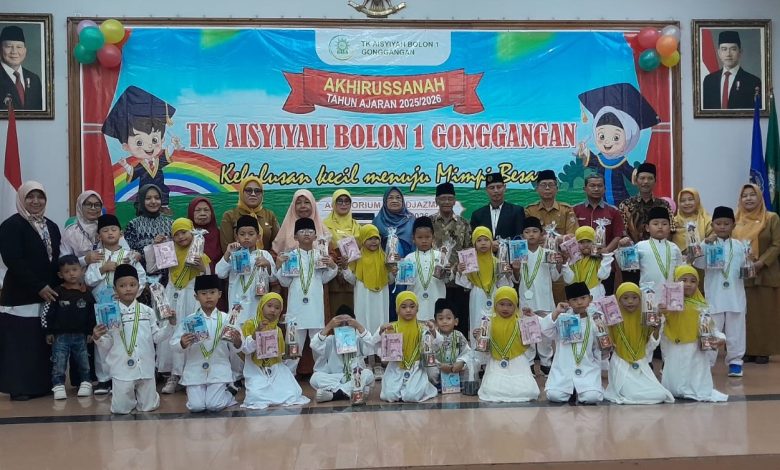 Foto bersama wisudawan cilik, guru, dan tamu undangan dalam acara kelulusan TK haru Aisyiyah Bolon 1 Gonggangan di panggung Auditorium Mohammad Djazman UMS.