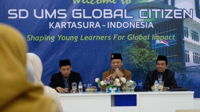 Dekan FKIP UMS sedang menyampaikan visi misi dalam sosialisasi pendaftaran sekolah dasar berbasis global di SD UMS Global Citizen Kartasura.