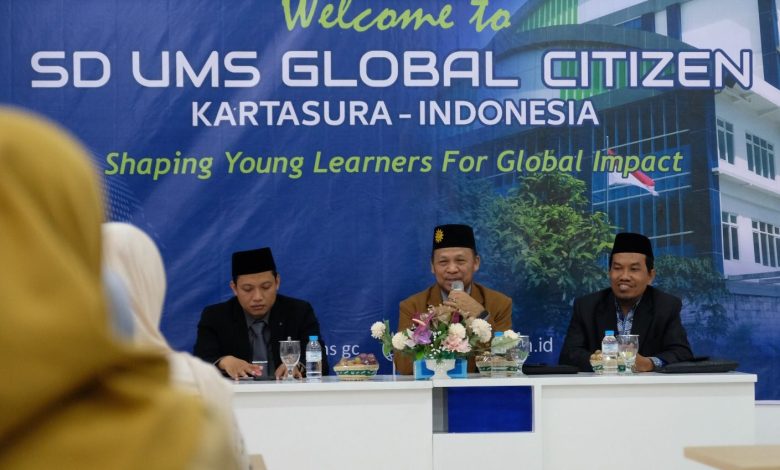 Dekan FKIP UMS sedang menyampaikan visi misi dalam sosialisasi pendaftaran sekolah dasar berbasis global di SD UMS Global Citizen Kartasura.