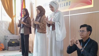 Dua relawan mahasiswa UNIMMA sedang mendampingi siswa-siswi disabilitas di SLB Negeri Kota Magelang, memberikan dukungan dalam kegiatan pembelajaran.