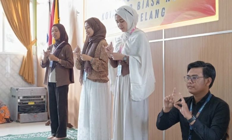 Dua relawan mahasiswa UNIMMA sedang mendampingi siswa-siswi disabilitas di SLB Negeri Kota Magelang, memberikan dukungan dalam kegiatan pembelajaran.