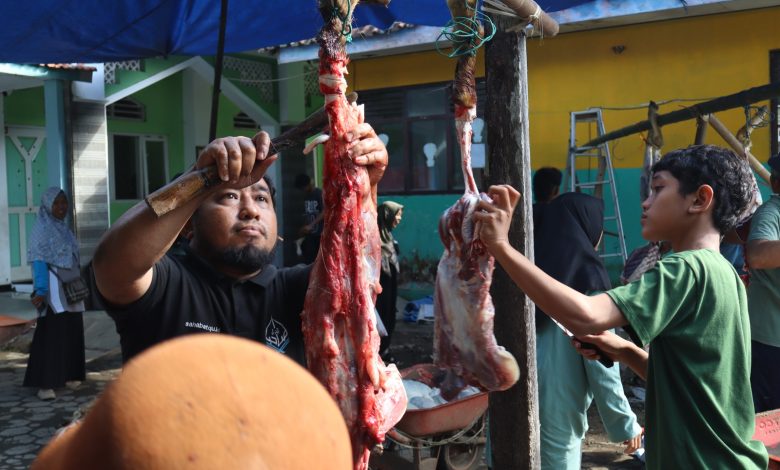 Santri Perguruan Muhammadiyah Bayan belajar memotong daging kurban bersama panitia sebagai wujud pendidikan karakter anak islam.