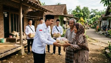 Relawan Muhammadiyah Bonjor membagikan paket daging kurban secara door-to-door langsung ke rumah warga lansia saat Idul Adha.