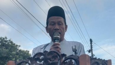 Foto khatib Salat Idul Adha 2026 Jepara, Labib Dzakwan Faiq, saat menyampaikan khutbah di atas mimbar kayu di halaman Masjid An-Nur Gelang, Keling.