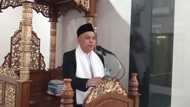 Haidir Fitrah Siagian menyampaikan khutbah Idul Adha 2026 di mimbar Masjid Mujahidin Muhammadiyah Kappang, Maros.