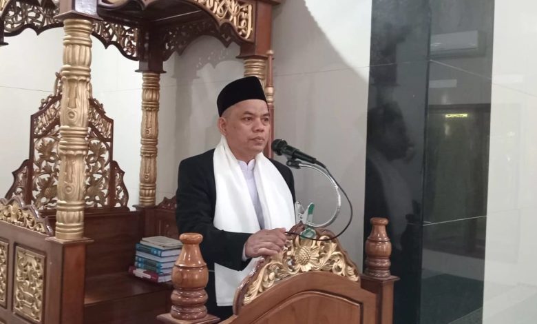 Haidir Fitrah Siagian menyampaikan khutbah Idul Adha 2026 di mimbar Masjid Mujahidin Muhammadiyah Kappang, Maros.