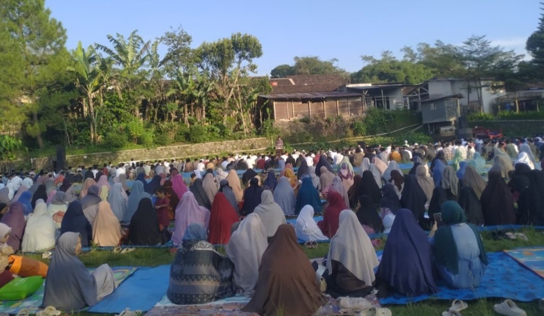 Ratusan jamaah mengikuti Shalat Idul Adha 1447 H di lapangan terbuka Desa Purwodadi dengan suasana khidmat dan kebersamaan.