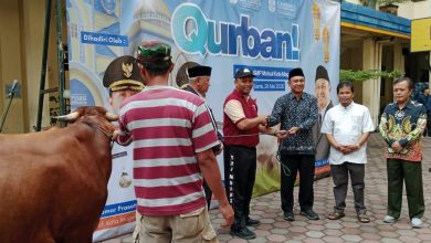 Ahmad Haryanto menyerahkan hewan qurban secara simbolis kepada Rifqi Muhammad dari PDM Kota Magelang dalam kegiatan pendidikan karakter sekolah.
