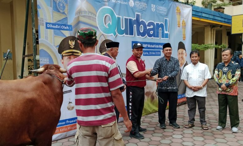 Ahmad Haryanto menyerahkan hewan qurban secara simbolis kepada Rifqi Muhammad dari PDM Kota Magelang dalam kegiatan pendidikan karakter sekolah.