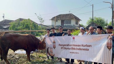 Perwakilan Lazismu Kota Semarang dan IDX menyerahkan hewan kurban di wilayah pesisir Mangunharjo, Tugu.