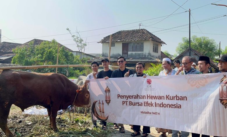 Perwakilan Lazismu Kota Semarang dan IDX menyerahkan hewan kurban di wilayah pesisir Mangunharjo, Tugu.