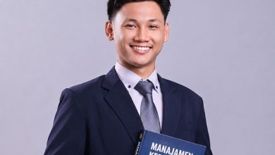 Mahasiswa Manajemen UNIMUGO Itmam Haikalut Tanzaih berpose dengan buku Manajemen Kepemimpinan setelah meraih prestasi Duta Inspirasi Indonesia.