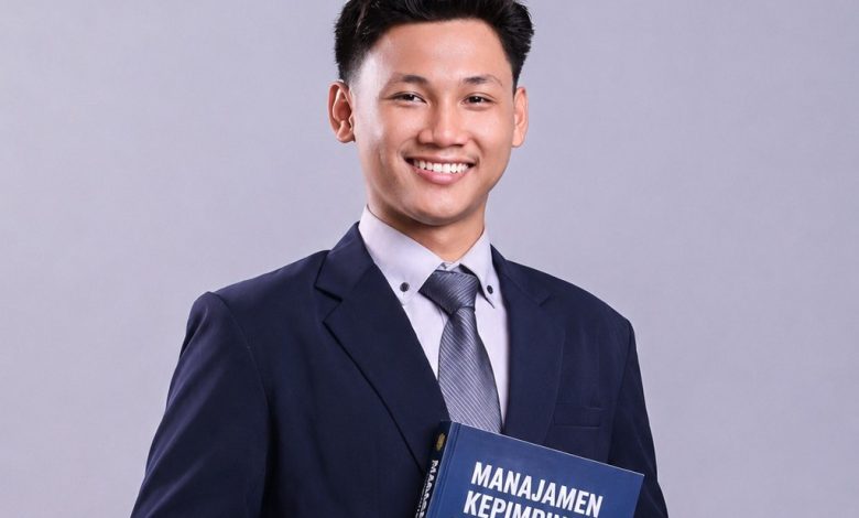 Mahasiswa Manajemen UNIMUGO Itmam Haikalut Tanzaih berpose dengan buku Manajemen Kepemimpinan setelah meraih prestasi Duta Inspirasi Indonesia.