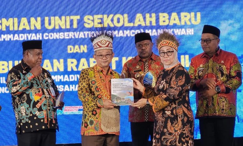 Menteri Pendidikan Dasar dan Menengah RI, Prof. Dr. Abdul Mu’ti, M.Ed., menghadiri peresmian SMA Muhammadiyah Conservation (SMAMCO) Manokwari pada Kamis (28/5/2026), yang menjadi tonggak baru pendidikan konservasi Indonesia.