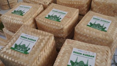 Wadah besek bambu dengan stiker Green Kurban siap digunakan untuk distribusi daging kurban yang ramah lingkungan di Masjid At-Taqwa Wates Semarang.