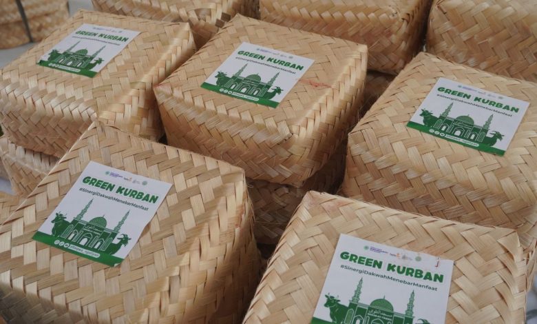Wadah besek bambu dengan stiker Green Kurban siap digunakan untuk distribusi daging kurban yang ramah lingkungan di Masjid At-Taqwa Wates Semarang.