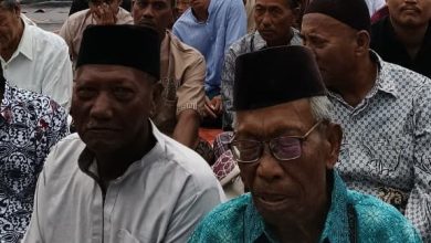 Ribuan jemaah pria mengenakan peci dan baju koko mendengarkan khutbah Idul Adha dengan khusyuk di Desa Sidokumpul