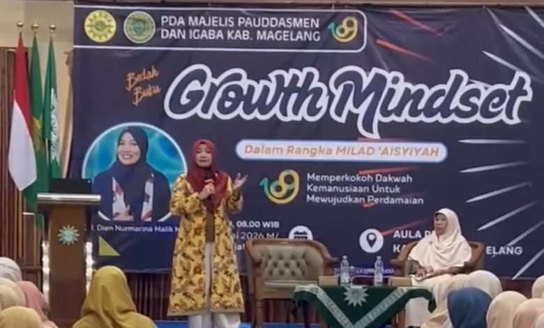 Narasumber Dien Nurmarina Malik menyampaikan materi growth mindset di panggung pelatihan guru PAUD IGABA Magelang