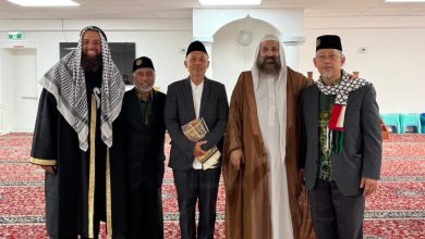 Rektor UMS Prof Harun Joko Prayitno dan jajaran pimpinan berfoto bersama pengurus PCIM Auckland Selandia Baru di dalam masjid