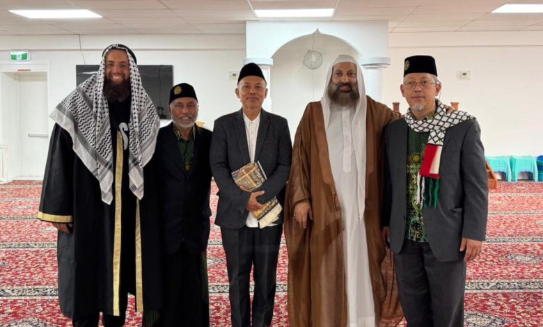 Rektor UMS Prof Harun Joko Prayitno dan jajaran pimpinan berfoto bersama pengurus PCIM Auckland Selandia Baru di dalam masjid