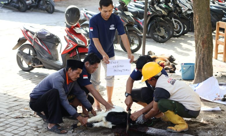 Panitia kurban dan jemaah menyembelih seekor kambing kurban di lingkungan sekolah SD Muh PK Banyudono