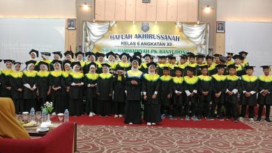 Siswa-siswi kelas 6 SD Muhammadiyah PK Banyudono mengenakan toga wisuda saat berfoto bersama dalam acara Haflah Akhirussanah Angkatan XII di atas panggung.