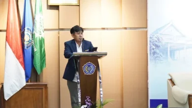 Wakil Rektor IV UMS Prof Em Sutrisna memberikan sambutan mengenai integritas pemimpin masa depan dalam acara SPARK CAMP OJK di Kampus Surakarta.